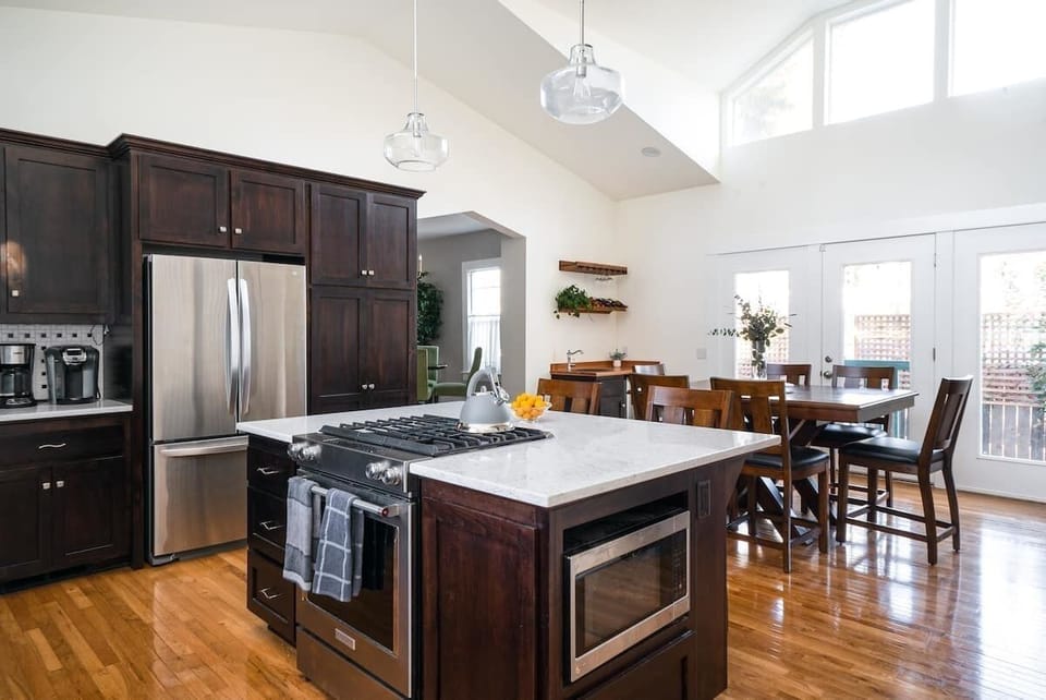 Well equipped, sunny chef's kitchen with microwave, stove top island