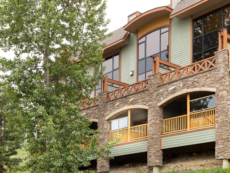You'll love Sullivan Stone - on the ski hill and 2 min to Trickle Creek Golf