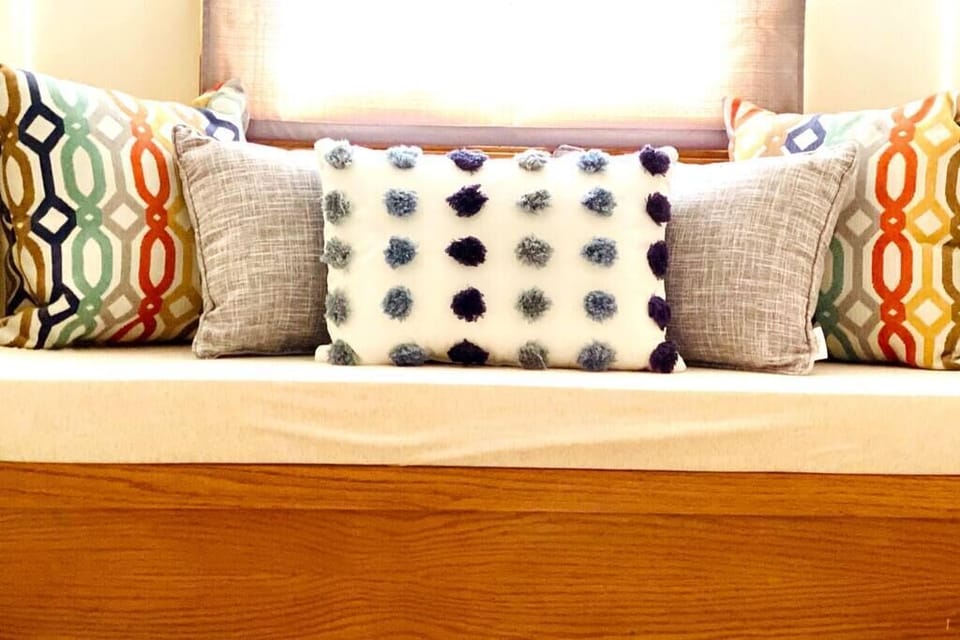 Glenn Haven Getaway Bedroom 4 King: City Escape Reading Nook