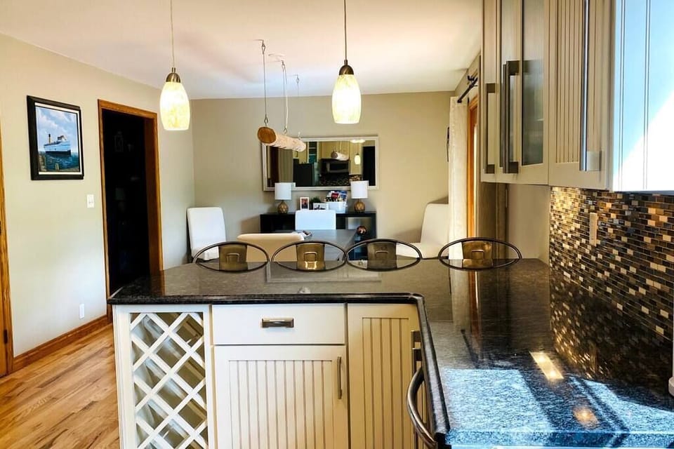 Glenn Haven Getaway Eat-In Kitchen