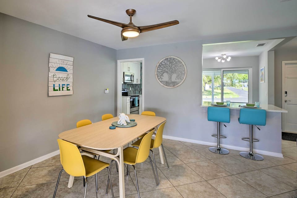 Dining Area | Dishware/Flatware Provided