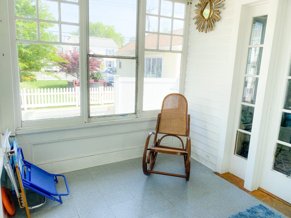 Front sunroom
Nice & Warm
Extra space to store things!
