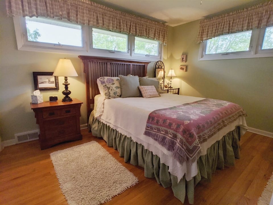 Bedroom w/Queen Size Bed