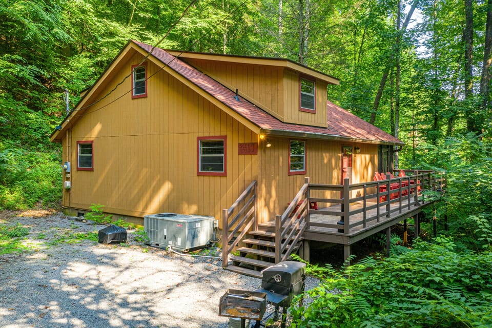 Sleepy Hollow--super private, tucked in the woods, plenty of parking, close to attractions!
