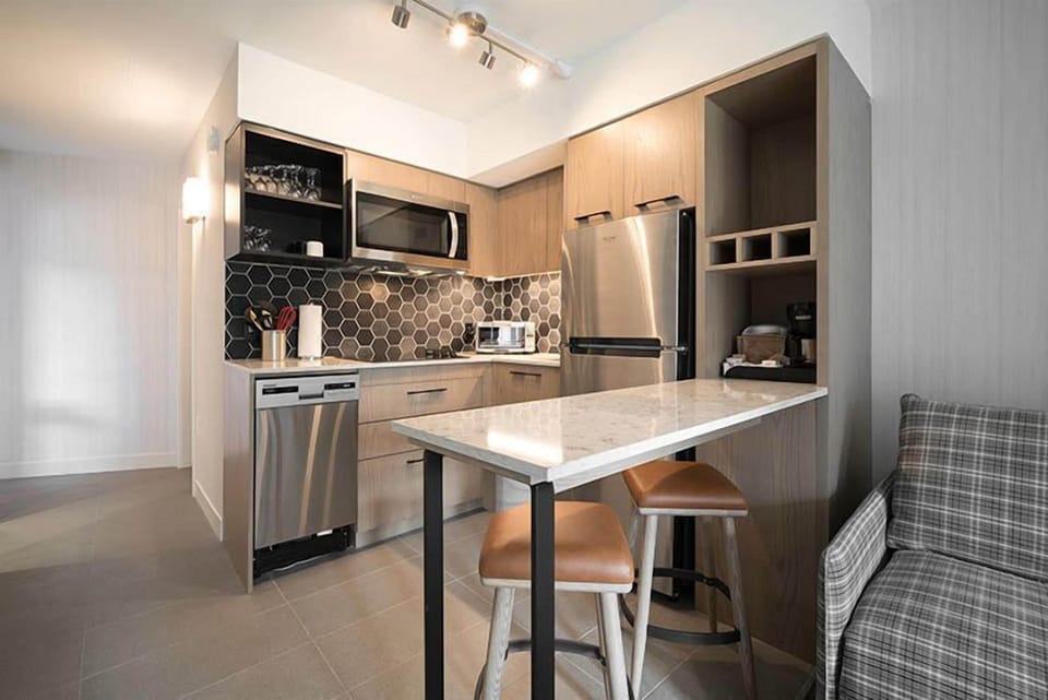 A modern and functional kitchen space with a sleek design, inviting you to enjoy delightful cooking experiences.