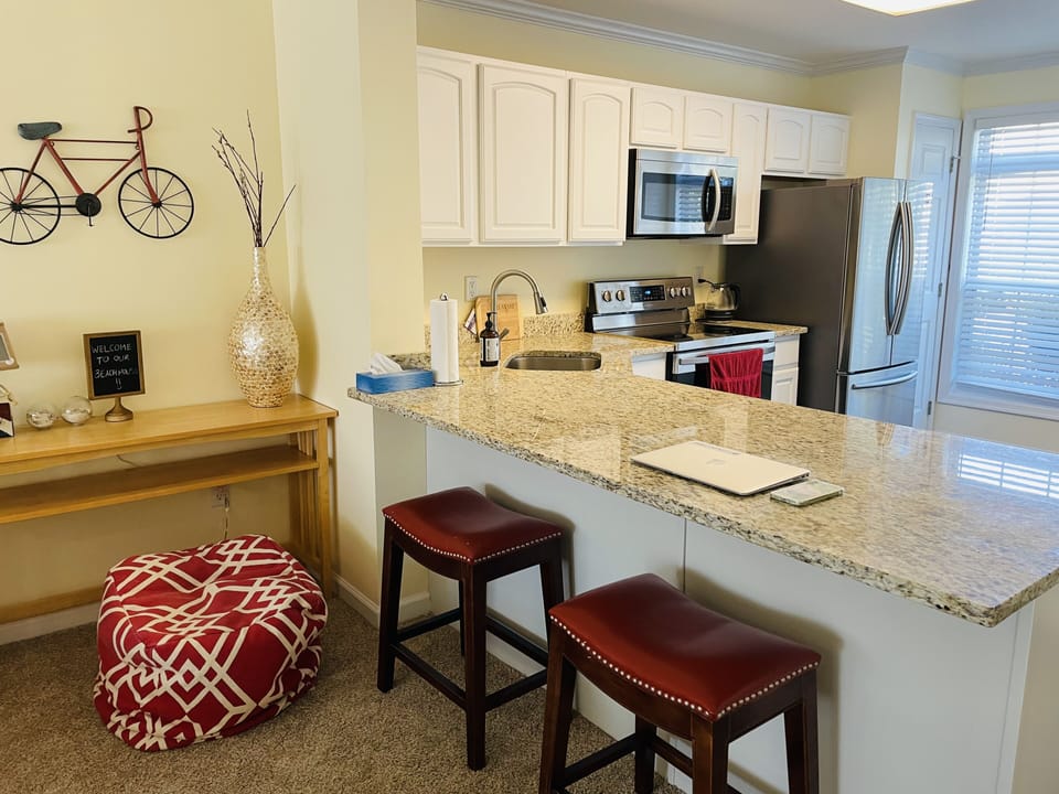 Fully renovated kitchen, gorgeous granite countertops and brand new appliances