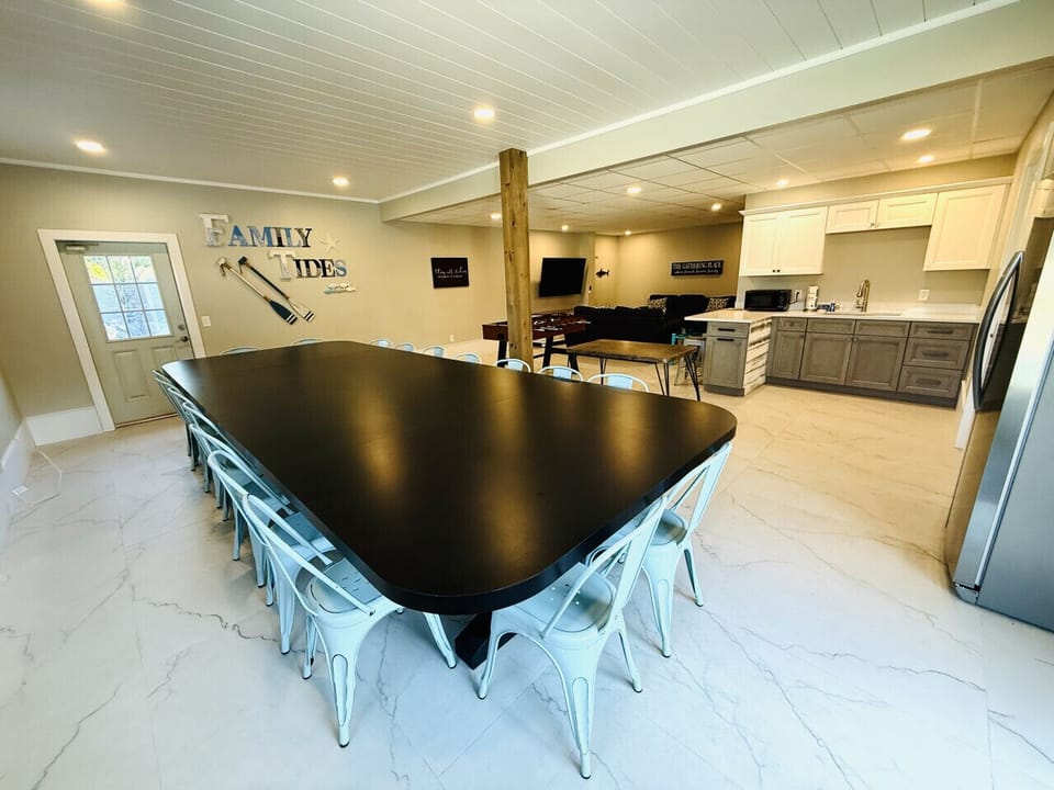 Gathering Room Table & Kitchenette with Tv Lounge