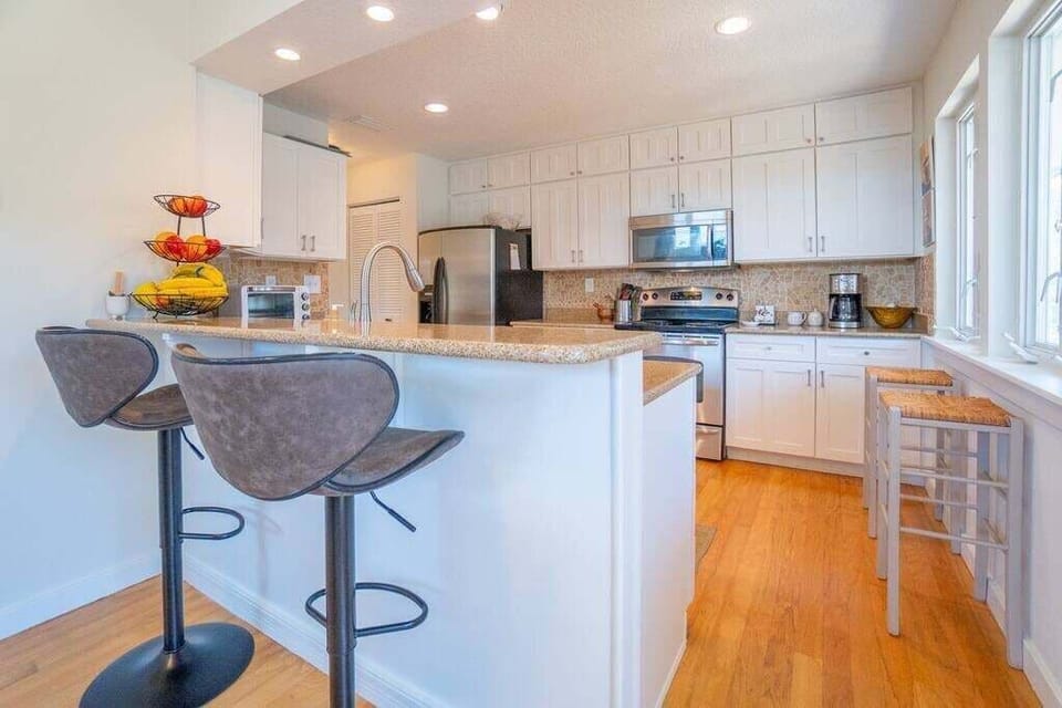 Kitchen bar.