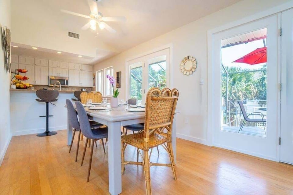 Spacious modern table - set for 6 people.
