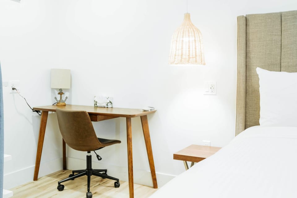 DQ -  Deluxe Room, 1 Queen Bed, Non Smoking image 2