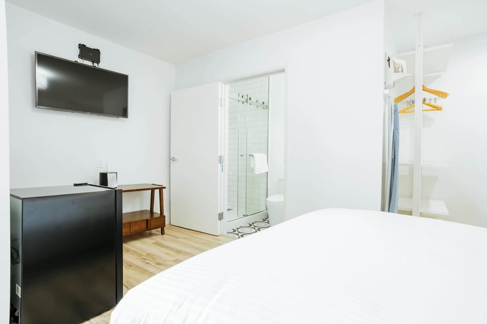 DQ -  Deluxe Room, 1 Queen Bed, Non Smoking image 3