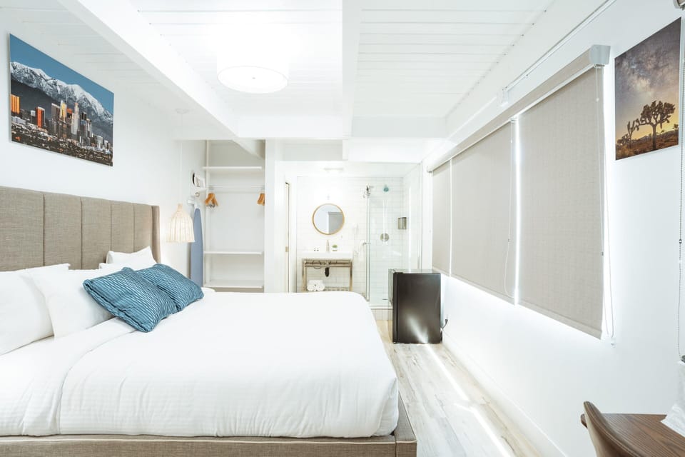 DK - Deluxe Room, 1 King Bed, Non Smoking image 3