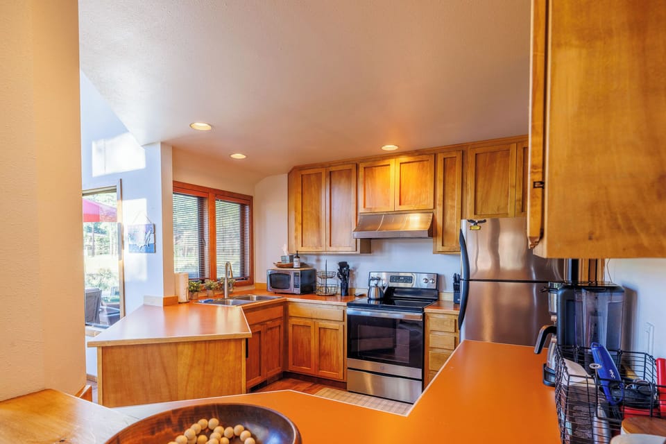 Enjoy cooking in this well-equipped kitchen