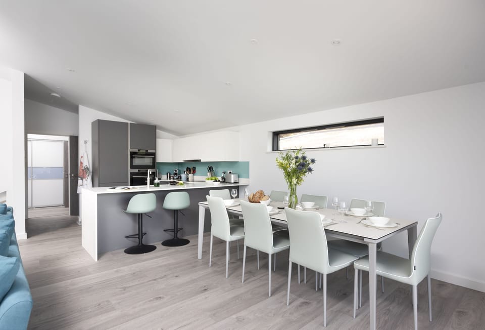 The Shore, Mawgan Porth. First floor: Delightful open-plan living area