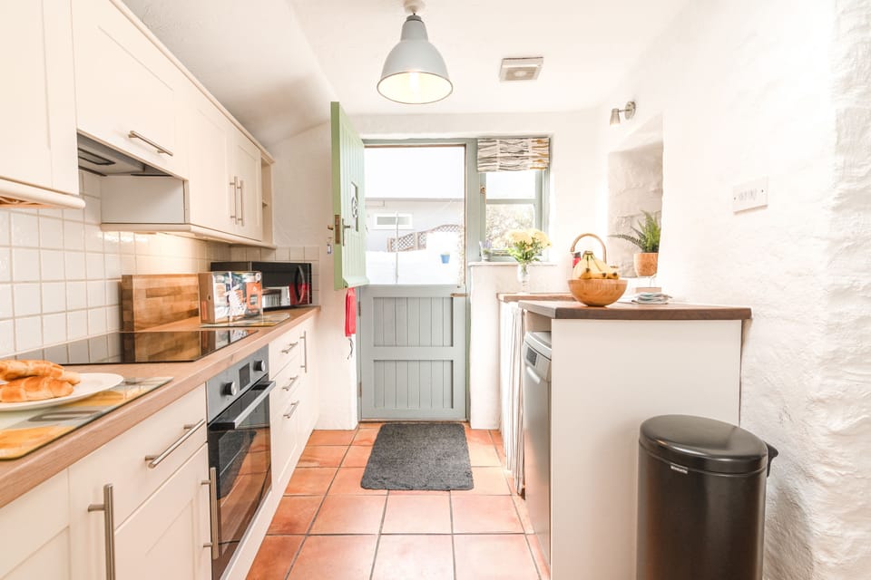 Salty's Cottage, St Agnes. Ground floor: Kitchen with a four-ring induction hob, electric oven, microwave, fridge and dishwasher
