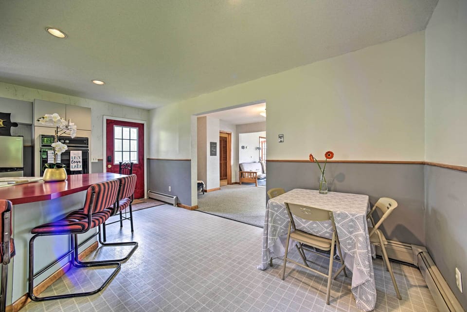 Kitchen | Dining Area | Dishware & Flatware Provided