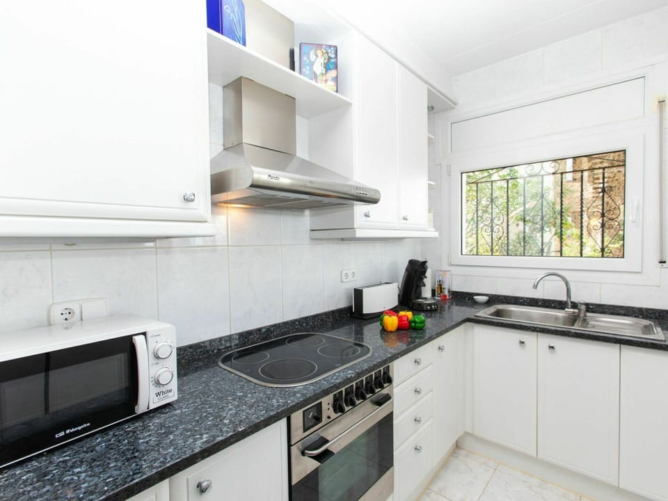 Cabinetry, Countertop, Kitchen Sink, Property, Sink, Tap, White, Kitchen Stove, Window, Kitchen