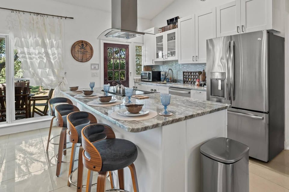 Seating for 4 at the breakfast bar