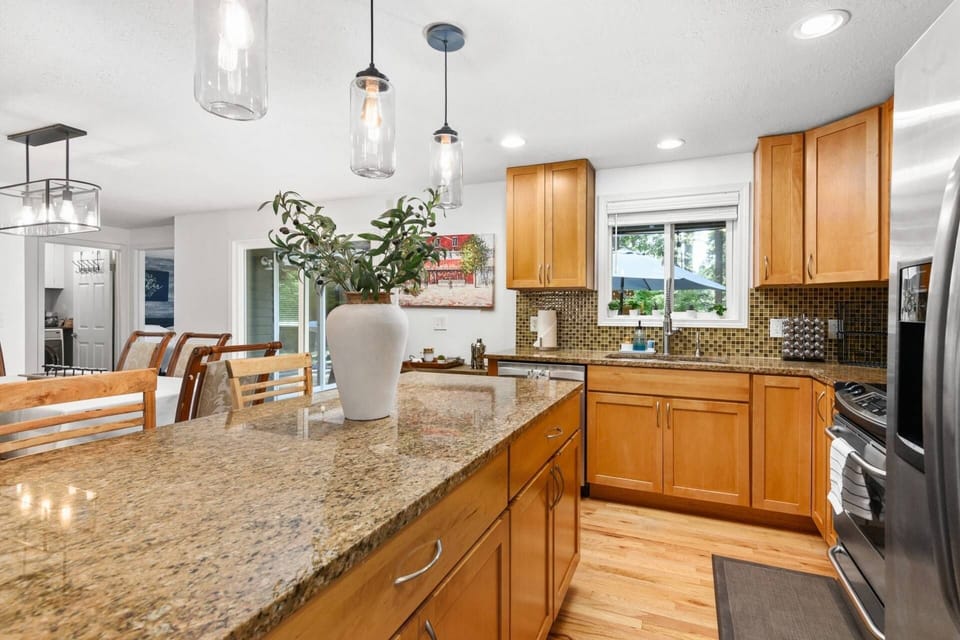 Cook delicious meals for breakfast, lunch, and dinner in this fully equipped kitchen. We suggest grabbing some ingredients from a local farm.