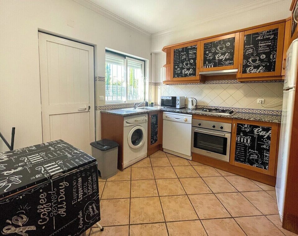 Fully equipped kitchen with household appliances, refrigerator with freezer, Delta coffee machine, toaster, electric kettle, dishwasher and washing machine, hob, oven and microwave