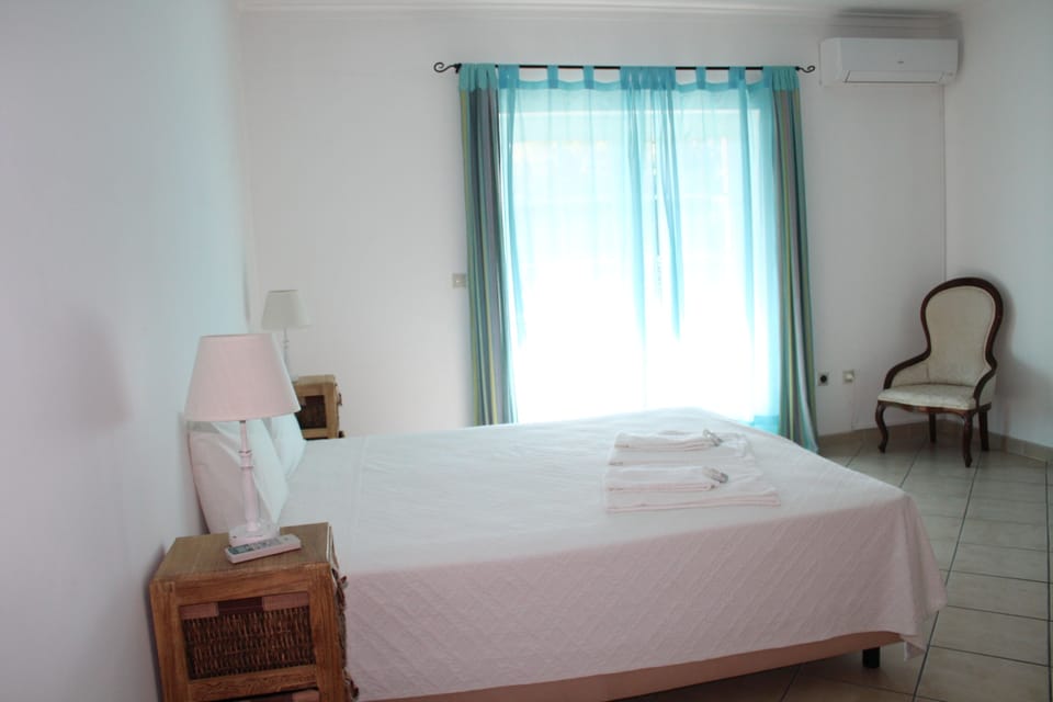 Quarto 2 (r/c) com cama de casal, 1 WC