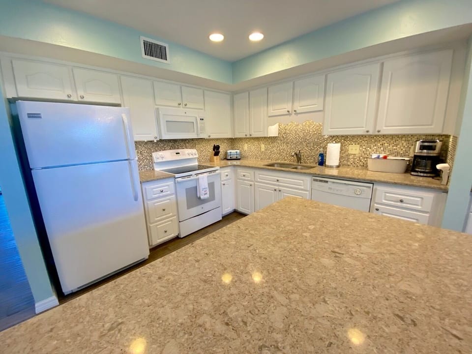 Fully equipped kitchen with granite counters