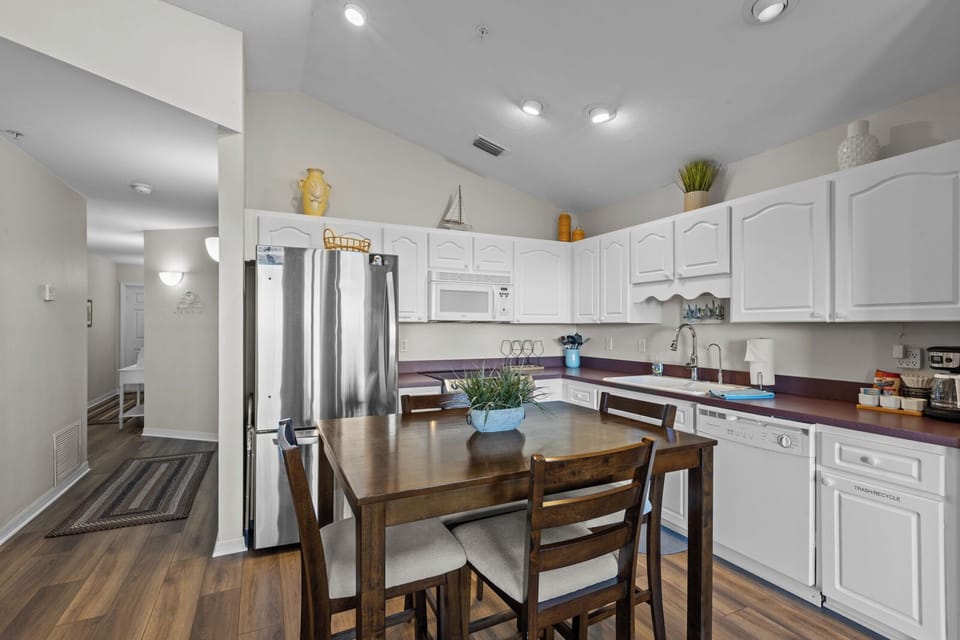 Full Kitchen with Dishwasher