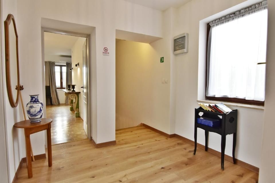 The anteroom on the first floor with mirror and the entrance to bedroom 1