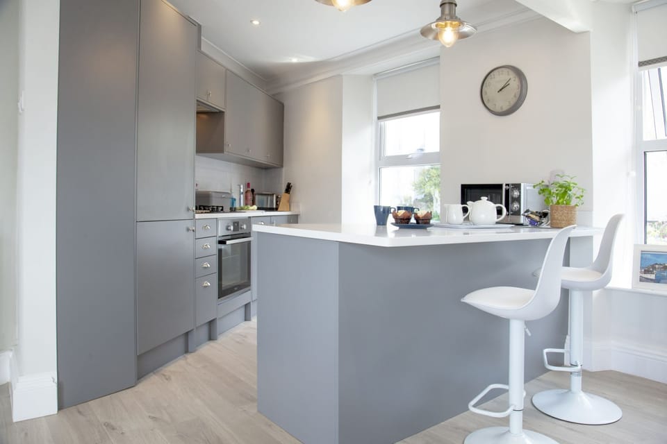 Breakfast Bar, Oven, Microwave-Kings Quay