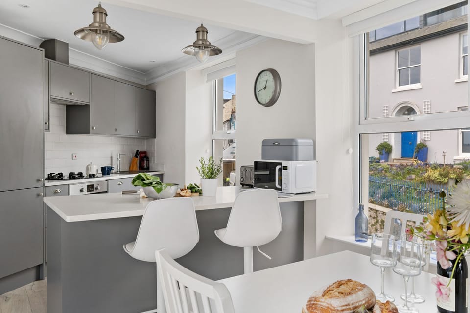 Kitchen with breakfast bench seating, microwave, toaster - Kings Quay