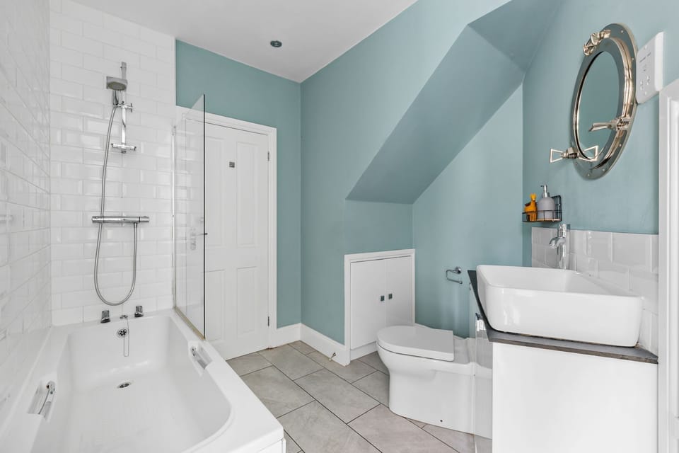 Family Bathroom, Bath, WC, Basin, Mirror-Kings Quay