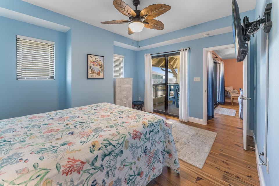Queen primary bedroom w/ balcony access