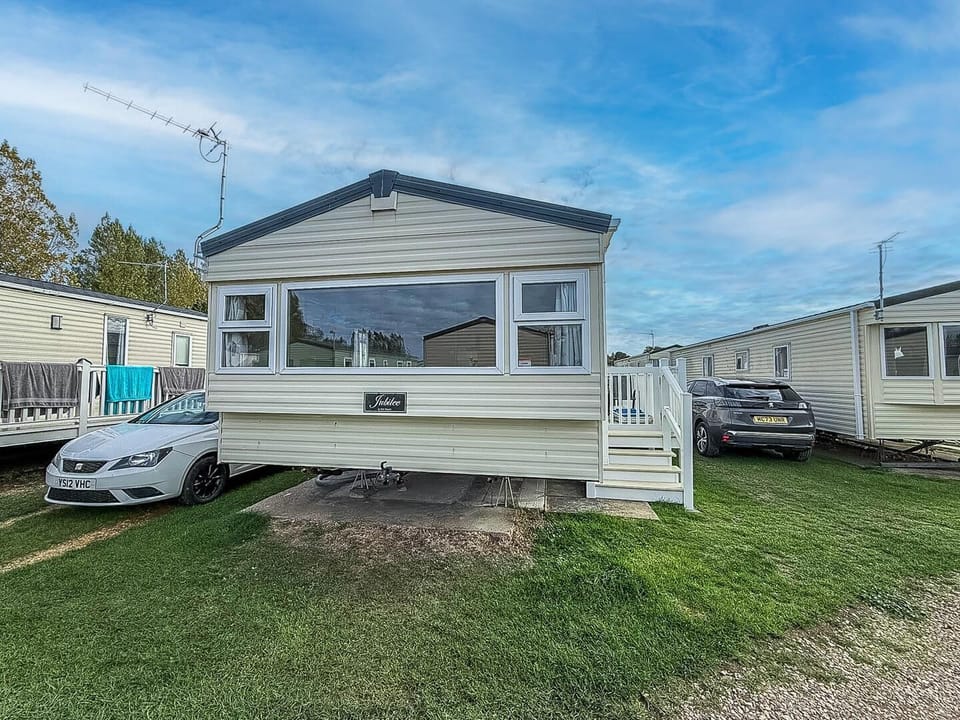 Spontaneity and forward-planning both have a home with 2cHolidays. Whether you are seizing the moment with our easy last minute bookings or scheduling your perfect 2026 holidays, we have you covered at this property located on Manor Park.