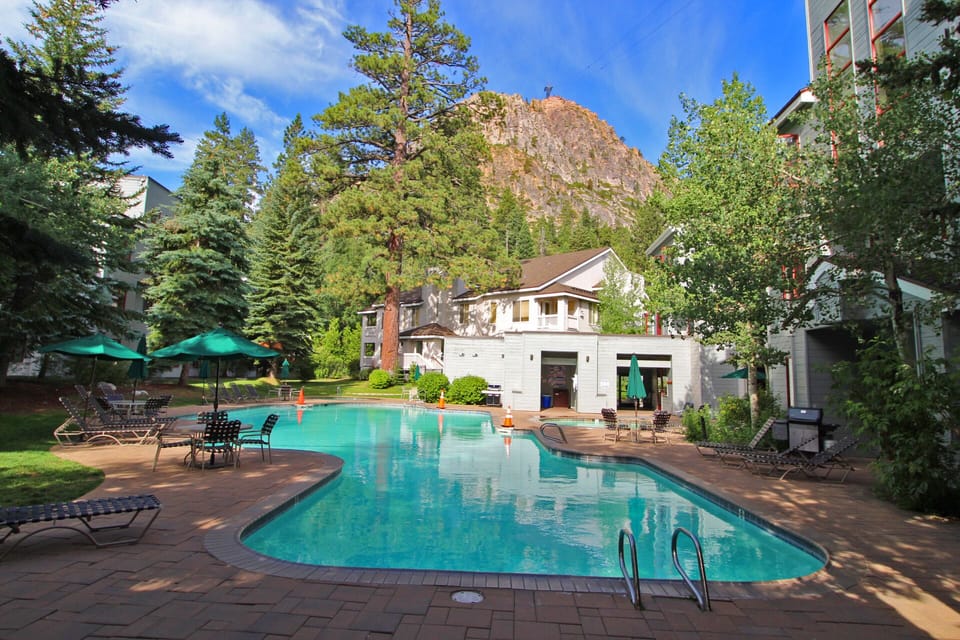 Palisades Tahoe Lodge: Pool (summer only)