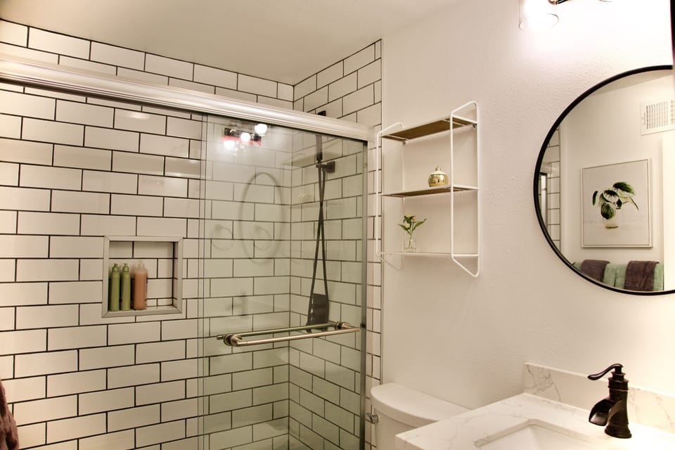 Bathroom #1: Main floor
