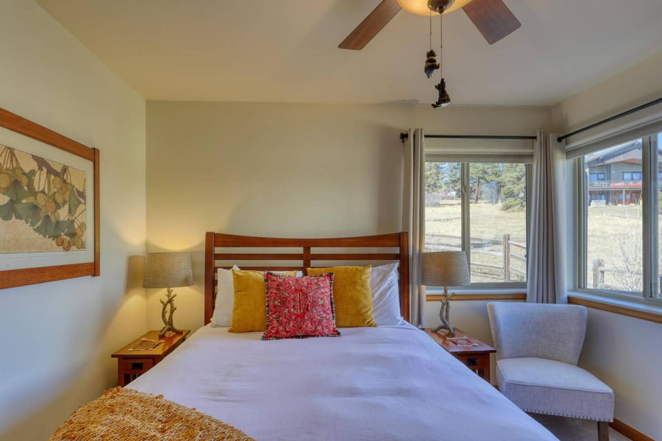 Cozy Queen size bedroom