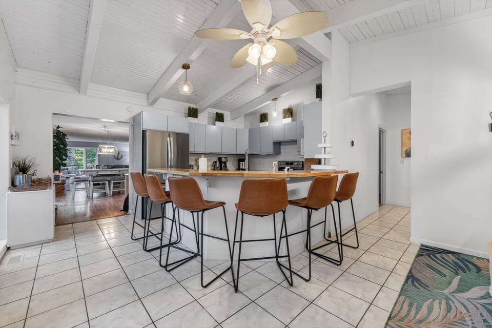 BREAKFAST BAR AND KITCHEN