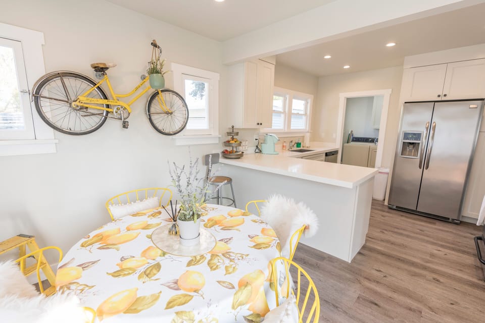 Kitchen and breakfast table 