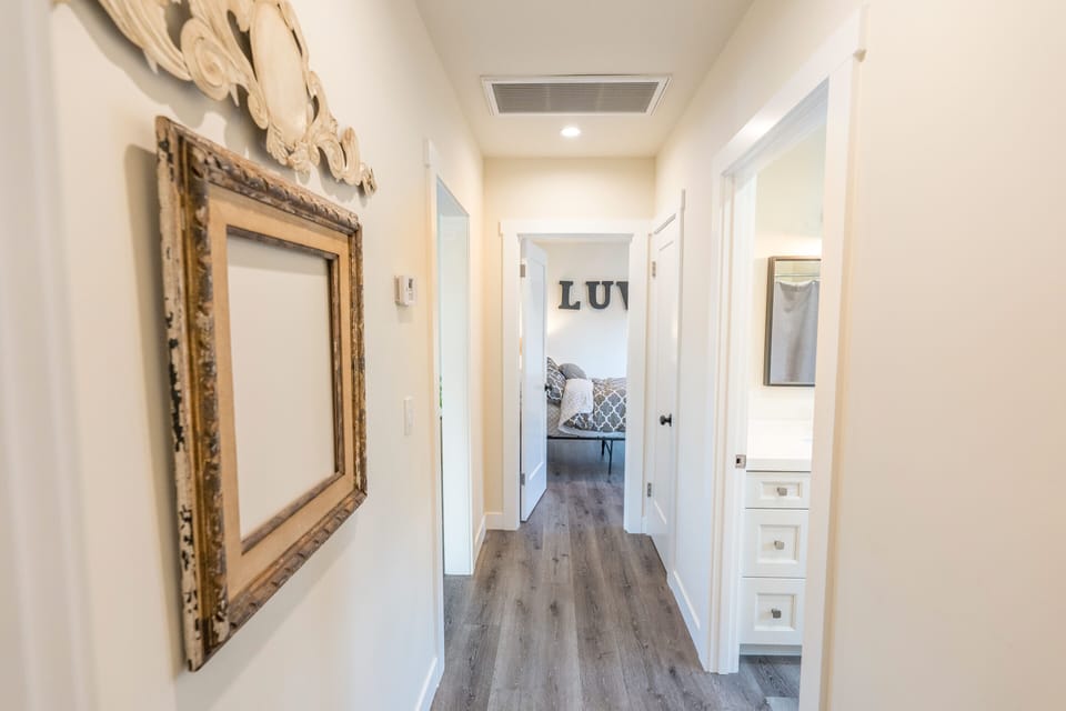 Hallways into two rooms & a bathroom 