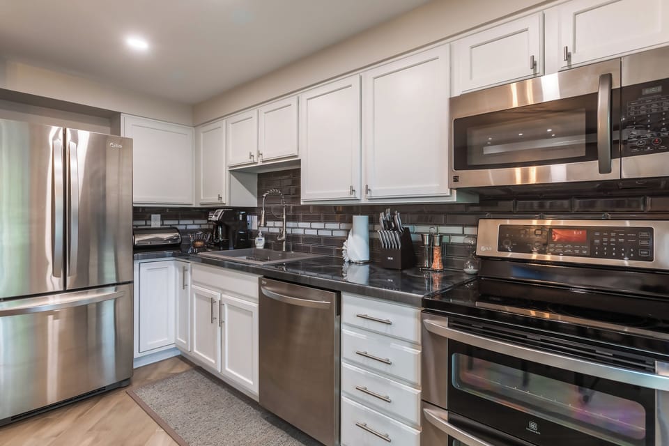 New appliances. Dishwasher, double oven, plenty of cabinet space.