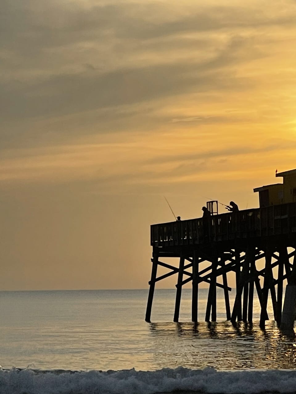 5 min drive to catch the sunrise and fish the pier ! 