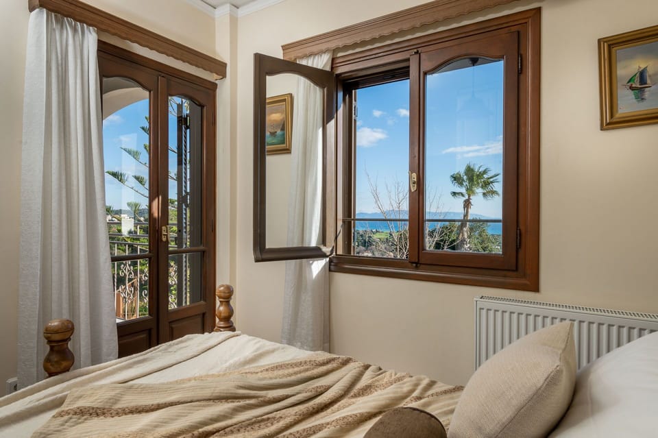 Second bedroom with double bed and dreamy nature view.