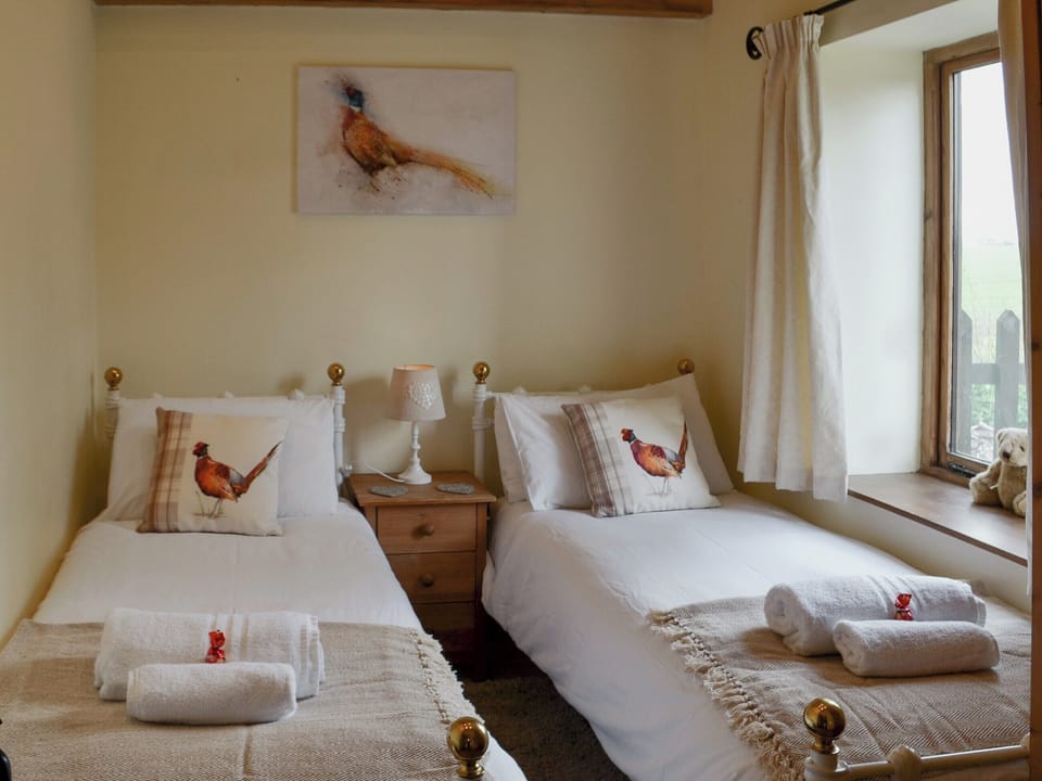 Twin bedroom | Sunflower Holiday Cottage, Thoresthorpe, near Alford