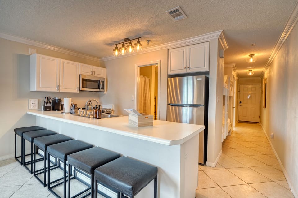 Enough seating at the counter for all 6 guests. 