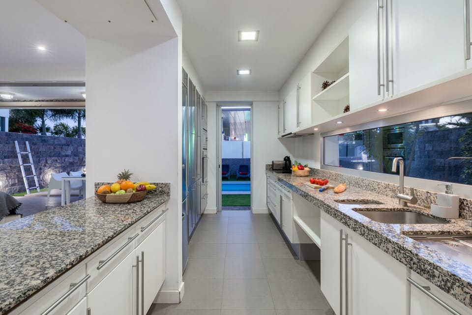 Fully equipped American style kitchen / Middle floor
