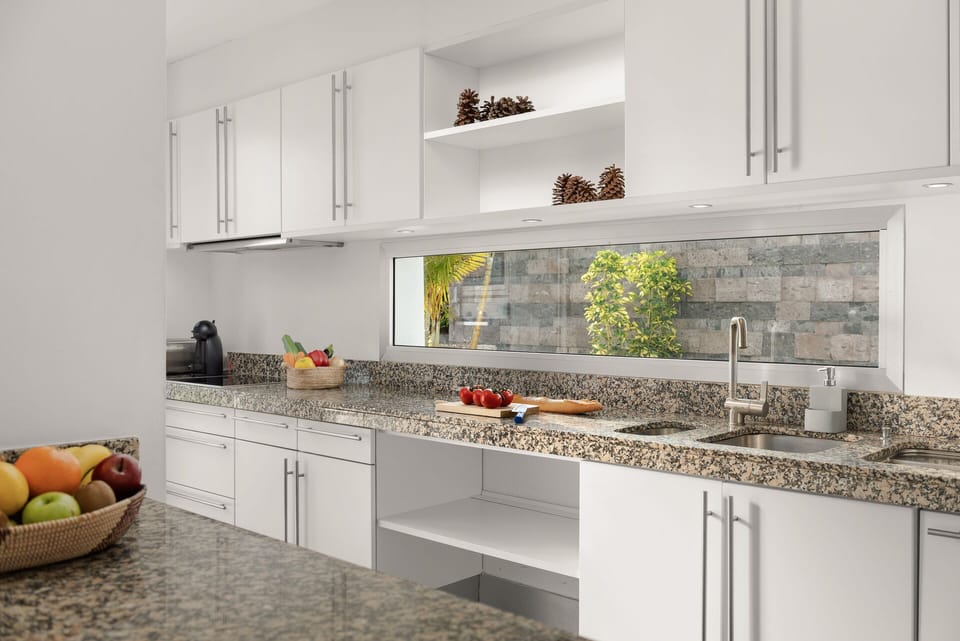 Fully equipped American style kitchen / Middle floor