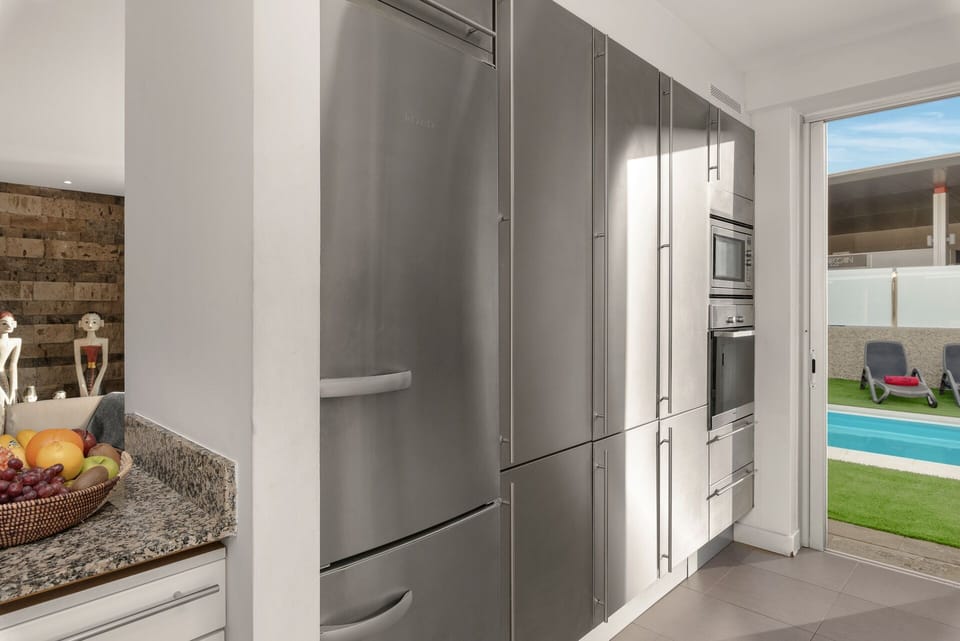 Fully equipped American style kitchen / Middle floor