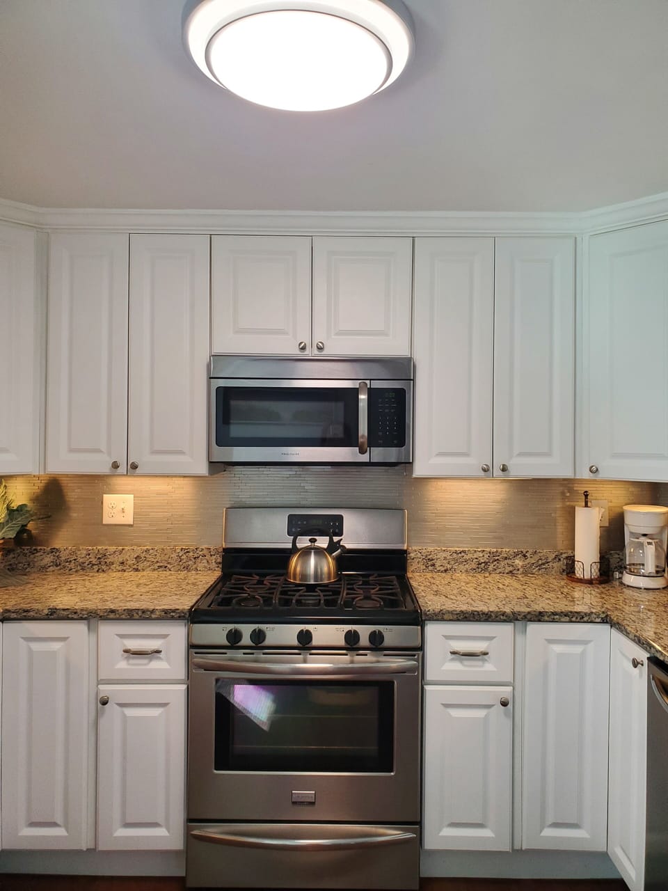 Full kitchen 