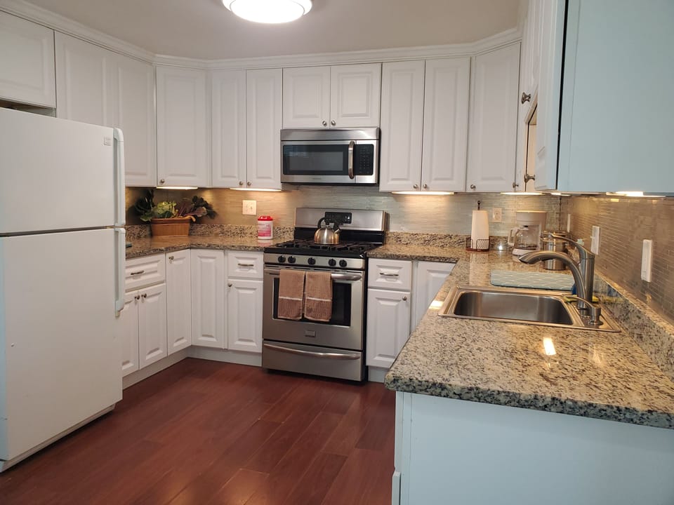 Full kitchen with amenities 