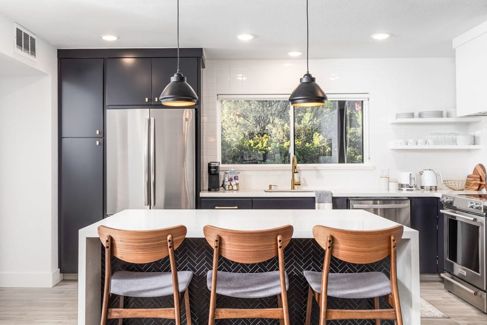 Modern and sleek "tuxedo" kitchen in black and white - fully stocked!